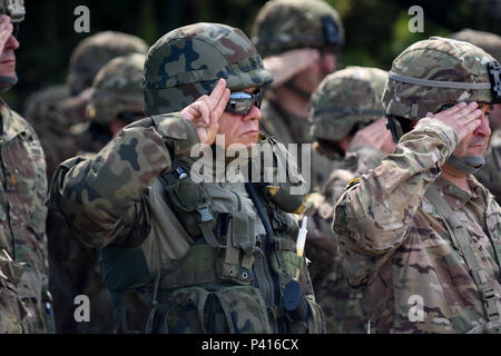 421st Medical Battalion (Multifuntional) conducts a Relinquishment of Command Ceremony in Torun, Poland during Anakonda 16, a Polish Military led exercise, on June 2. 421st MMB is providing NATO ROLE 1 and 2 support (557th Area Support Medical Company), food and water risk assessments along with base camp assessments (64th Medical Detachment VSS and 71st Medical Detachment Preventive Medicine), and behavioral health services (254th Combat Operational Stress Control) in various locations in Poland during the exercise. (U.S. Army photo by Capt. Jeku Arce, 30th Medical Brigade Public Affairs) Stock Photo