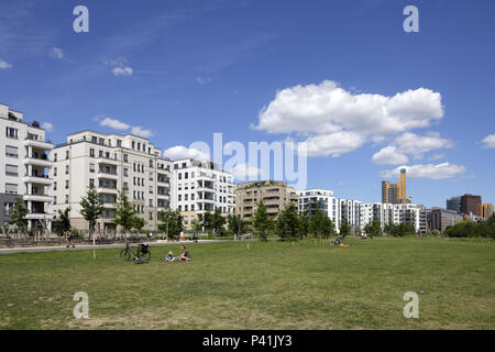 Berlin, Germany, new residential buildings in the Flottwellstrasse in Berlin-Tiergarten, in the foreground the Park am Gleisdreieck Stock Photo