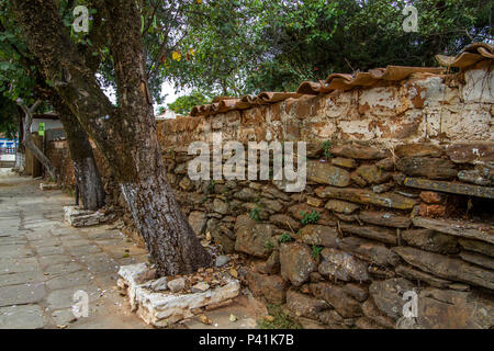 Muro com pedras de Pirenópolis diversas