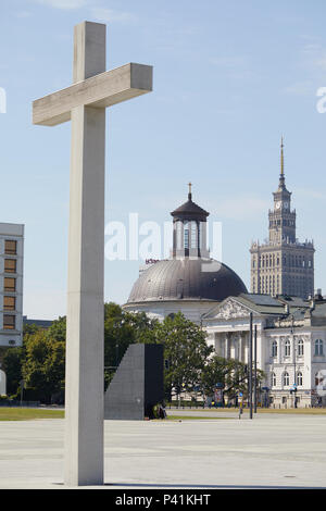 Piłsudski Square, Warsaw, Poland.with the cross commemorating Pope John Paul II's celebration of Holy Mass in the square in 1979. Stock Photo