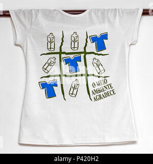 Data 17/11/2011 Camiseta de Garrafa Pet camiseta de material reciclável Camiseta feminina Stock Photo