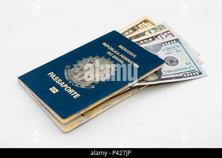Passaporte brasileiro e céculas de dólar. Stock Photo