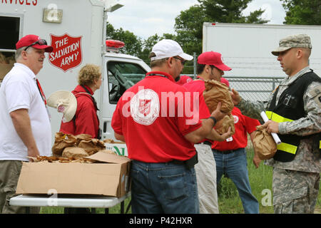 Members of the Salvation Army hand out bagged lunches for the participants of the Miles Paratus Special Focus Event training exercise at Volk Field, Camp Williams, Camp Douglas, Wis., June 6. The Wisconsin National Guard and the Wisconsin Department of Military Affairs Division of Emergency Management coordinated and conducted the Miles Paratus Special Focus Event, a five-day emergency response exercise focused on inter-agency efforts to plan, train, and respond cohesively across the state. Approximately 2,500 personnel participated during the course of the five-day exercise at Volk Field and  Stock Photo