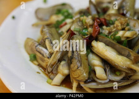 Zhoushan, Zhoushan, China. 16th June, 2018. Zhoushan, CHINA-16th June 2018: Razor clam. Delicious seafood at Shenjiamen Harbor in Zhoushan, east China's Zhejiang Province. Credit: SIPA Asia/ZUMA Wire/Alamy Live News Stock Photo