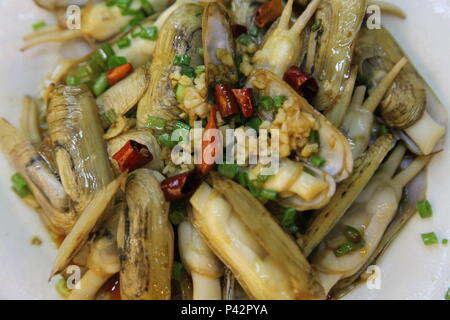 Zhoushan, Zhoushan, China. 16th June, 2018. Zhoushan, CHINA-16th June 2018: Razor clam. Delicious seafood at Shenjiamen Harbor in Zhoushan, east China's Zhejiang Province. Credit: SIPA Asia/ZUMA Wire/Alamy Live News Stock Photo