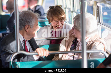 California, USA. 19th June, 2018. The wife of German President Steinmeier, Elke Buedenbender, in conversation with Fridolin Mann (L), the grandson of the author Thomas Mann, and his wife Christine Mann (R) during a ride in a historical streetcar along the pier. German President Steinmeier and his wife are on a three-day visit in California (United States of America). Credit: Bernd von Jutrczenka/dpa/Alamy Live News Stock Photo
