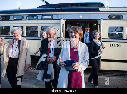 California, USA. 19th June, 2018. The wife of German President Steinmeier, Elke Buedenbender, alights from a historical streetcar with Fridolin Mann (2-L), the grandson of the author Thomas Mann, and his wife Christine Mann (L) after a ride along the pier. German President Steinmeier and his wife are on a three-day visit in California (United States of America). Credit: Bernd von Jutrczenka/dpa/Alamy Live News Stock Photo