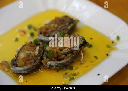 Zhoushan, Zhoushan, China. 16th June, 2018. Zhoushan, CHINA-16th June 2018: The abalone with garlic. Delicious seafood at Shenjiamen Harbor in Zhoushan, east China's Zhejiang Province. Credit: SIPA Asia/ZUMA Wire/Alamy Live News Stock Photo