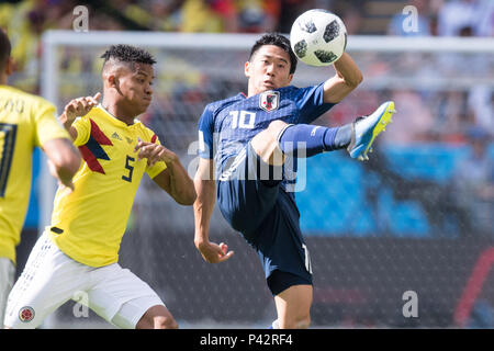 Saransk, Russland. 19th June, 2018. Wilmar BARRIOS (left, COL) versus Shinji KAGAWA (JPN), Action, duels, Colombia (COL) - Japan (JPN) 1: 2, Preliminary Round, Group H, Game 16, 19.06.2018 in Saransk; Football World Cup 2018 in Russia from 14.06. - 15.07.2018. | usage worldwide Credit: dpa/Alamy Live News Stock Photo