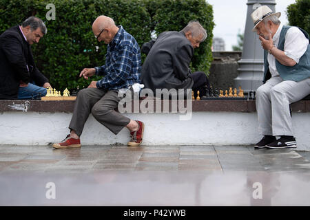 Yekaterinburg, Russia. 20th June, 2018. Soccer, World Cup 2018: Men playing chess on the streets. Credit: Marius Becker/dpa/Alamy Live News Stock Photo