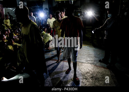 Manila, Philippines. 20th June, 2018. Thousands of inmates participate in a surprise inspection by the Bureau of Jail Management and Penology together with members of the Philippine National Police and Philippine Drug Enforcement Agency at the Manila City Jail in Manila, Philippines on Wednesday. June 20, 2018. More than 5,000 inmates were herded out of their jail cells as authorities search for contrabands. Credit: Basilio H. Sepe/ZUMA Wire/Alamy Live News Stock Photo