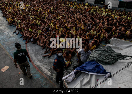 Manila, Philippines. 20th June, 2018. Thousands of inmates gather outside their jail cells as they undergo a surprise inspection conducted by the Bureau of Jail Management and Penology together with members of the Philippine National Police and Philippine Drug Enforcement Agency at the Manila City Jail in Manila, Philippines on Wednesday. June 20, 2018. More than 5,000 inmates were herded out of their jail cells as authorities search for contrabands. Credit: Basilio H. Sepe/ZUMA Wire/Alamy Live News Stock Photo