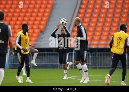 Yekaterinburg, Russia. 20th June, 2018. Kylian Mbappe (C) of France attends a training session during the 2018 FIFA World Cup in Yekaterinburg, Russia, on June 20, 2018. Credit: Bai Xueqi/Xinhua/Alamy Live News Stock Photo