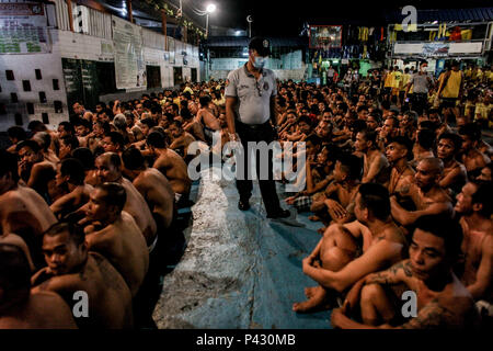 Manila, Philippines. 20th June, 2018. Thousands of inmates participate in a surprise inspection by the Bureau of Jail Management and Penology together with members of the Philippine National Police and Philippine Drug Enforcement Agency at the Manila City Jail in Manila, Philippines. More than 5,000 inmates were herded out of their jail cells as authorities search for contrabands. Credit: Basilio H. Sepe/ZUMA Wire/Alamy Live News Stock Photo