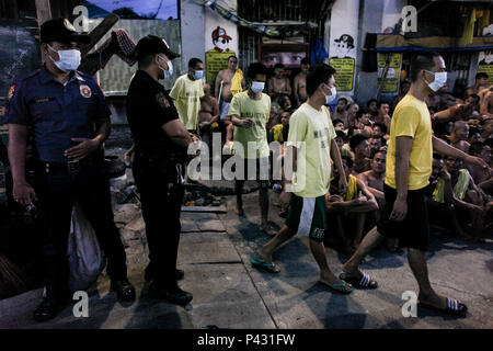 Manila, Philippines. 20th June, 2018. Thousands of inmates undergo a surprise inspection conducted by the Bureau of Jail Management and Penology together with members of the Philippine National Police and Philippine Drug Enforcement Agency at the Manila City Jail in Manila, Philippines on Wednesday. More than 5,000 inmates were herded out of their jail cells as authorities search for contraband. Credit: Basilio H. Sepe/ZUMA Wire/Alamy Live News Stock Photo