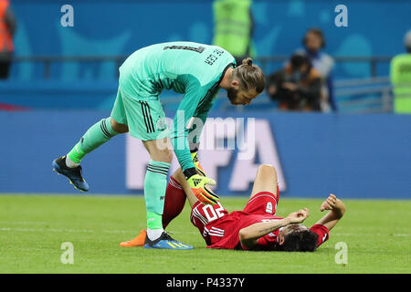 Kazan, Russia. 20th June, 2018. Spain goalkeeper David De Gea (L) helps Iran's Sardar Azmoun to get up after the final whistle of the FIFA World Cup 2018 Group B soccer match between Iran and Spain at the Kazan Arena, in Kazan, Russia, 20 June 2018. Credit: Saeid Zareian/dpa/Alamy Live News Stock Photo