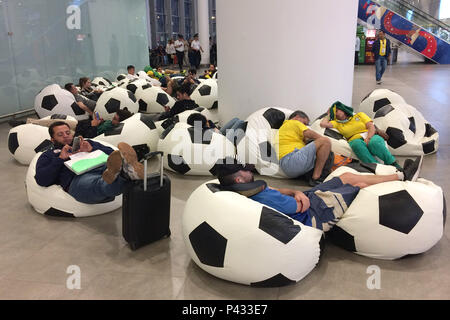 generally, peripheral subject. Overwhelmed football fans rest on seats in the style of footballs. Sleep, rest, fans, football fans. Uruguay (Saudi Arabia (KSA) 1-0, preliminary round, group A, match 18, on 20/06/2018 in Rostov-on-Don, Rostov Arena Football World Cup 2018 in Russia from 14.06 - 15.07.2018. | Usage worldwide Stock Photo