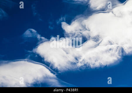 Nuvens cirrus vista na cidade de Visconde de Mauá, SP. São nuvens altas com brilho sedoso, isoladas e formadas por cristais de gelo parecendo convergir para o horizonte. Podem se formar da evolução da bigorna da cumulusnimbus. Stock Photo