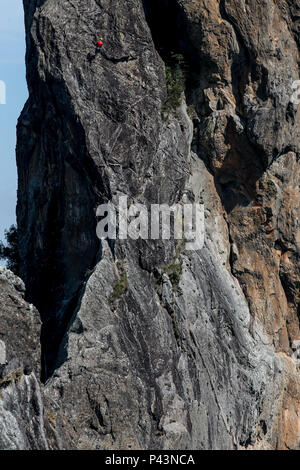 07-08-2013 - Alpinista faz alpinismo, escalada, rapel no Monumento Natural Pedra do BaÃº. SÃ£o Bento do Sapucai.  Foto: Rafael Neddermeyer/ Fotoarena Stock Photo