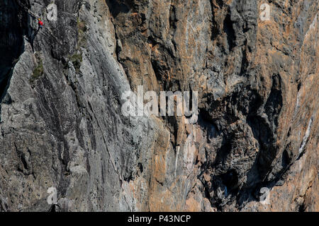07-08-2013 - Alpinista faz alpinismo, escalada, rapel no Monumento Natural Pedra do BaÃº. SÃ£o Bento do Sapucai.  Foto: Rafael Neddermeyer/ Fotoarena Stock Photo