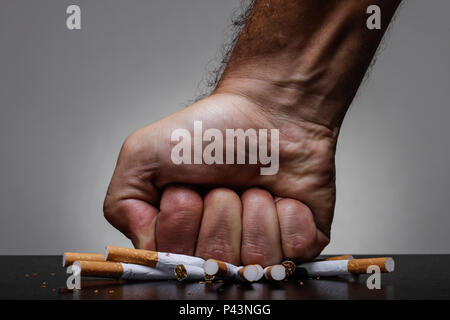 Cigarro - Tesoura - Parar de Fumar - Tabagismo - Fumo - Contra o Fumo. 26/08/2013. (Foto: Rafael Neddermeyer / Fotoarena) Stock Photo