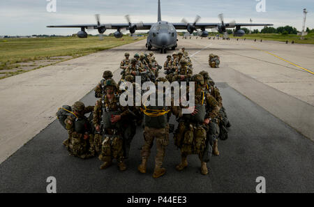 U.S. Army Soldiers assigned to the 173 Airborne Brigade Combat Team, 2-503rd Infantry Regiment paratrooper, wait to enter a U.S. Air Force C-130J Super Hercules before a static-line jump training exercise at Siaulial Air Base, Lithuania June 15, 2016. U.S. forces are in Europe participating in Saber Strike 16; a long-standing, U.S. Joint Chiefs of Staff-directed, U.S. Army Europe-led cooperative-training exercise, which has been conducted annually since 2010. This year’s exercise will focus on promoting interoperability with allies and regional partners. The United States has enduring interest Stock Photo