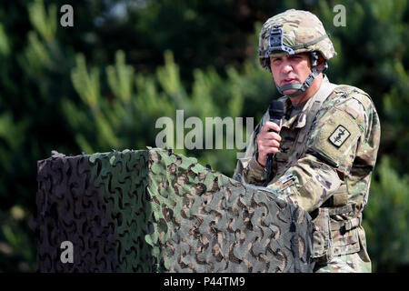 421st Medical Battalion (Multifuntional) conducts a Relinquishment of Command Ceremony in Torun, Poland during Anakonda 16, a Polish Military led exercise, on June 2. 421st MMB is providing NATO ROLE 1 and 2 support (557th Area Support Medical Company), food and water risk assessments along with base camp assessments (64th Medical Detachment VSS and 71st Medical Detachment Preventive Medicine), and behavioral health services (254th Combat Operational Stress Control) in various locations in Poland during the exercise. (U.S. Army photo by Capt. Jeku Arce, 30th Medical Brigade Public Affairs) Stock Photo