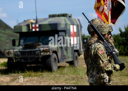 421st Medical Battalion (Multifuntional) conducts a Relinquishment of Command Ceremony in Torun, Poland during Anakonda 16, a Polish Military led exercise, on June 2. 421st MMB is providing NATO ROLE 1 and 2 support (557th Area Support Medical Company), food and water risk assessments along with base camp assessments (64th Medical Detachment VSS and 71st Medical Detachment Preventive Medicine), and behavioral health services (254th Combat Operational Stress Control) in various locations in Poland during the exercise. (U.S. Army photo by Capt. Jeku Arce, 30th Medical Brigade Public Affairs) Stock Photo