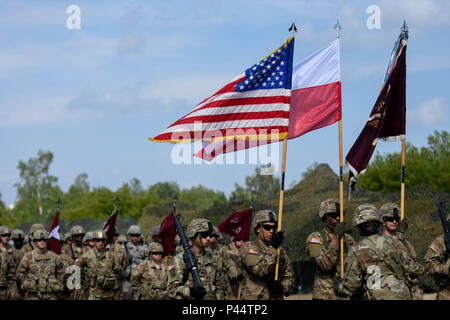 421st Medical Battalion (Multifuntional) conducts a Relinquishment of Command Ceremony in Torun, Poland during Anakonda 16, a Polish Military led exercise, on June 2. 421st MMB is providing NATO ROLE 1 and 2 support (557th Area Support Medical Company), food and water risk assessments along with base camp assessments (64th Medical Detachment VSS and 71st Medical Detachment Preventive Medicine), and behavioral health services (254th Combat Operational Stress Control) in various locations in Poland during the exercise. (U.S. Army photo by Capt. Jeku Arce, 30th Medical Brigade Public Affairs) Stock Photo