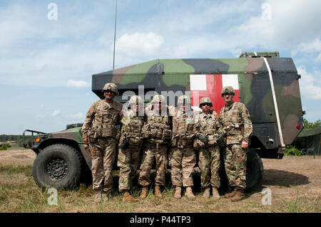 421st Medical Battalion (Multifuntional) conducts a Relinquishment of Command Ceremony in Torun, Poland during Anakonda 16, a Polish Military led exercise, on June 2. 421st MMB is providing NATO ROLE 1 and 2 support (557th Area Support Medical Company), food and water risk assessments along with base camp assessments (64th Medical Detachment VSS and 71st Medical Detachment Preventive Medicine), and behavioral health services (254th Combat Operational Stress Control) in various locations in Poland during the exercise. (U.S. Army photo by Capt. Jeku Arce, 30th Medical Brigade Public Affairs) Stock Photo