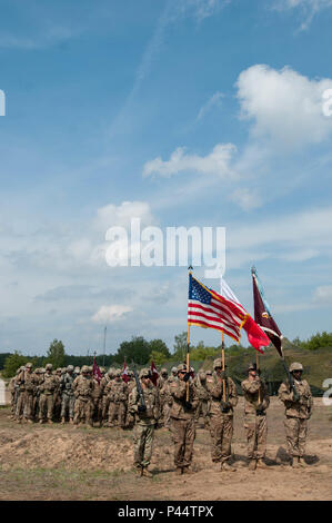 421st Medical Battalion (Multifuntional) conducts a Relinquishment of Command Ceremony in Torun, Poland during Anakonda 16, a Polish Military led exercise, on June 2. 421st MMB is providing NATO ROLE 1 and 2 support (557th Area Support Medical Company), food and water risk assessments along with base camp assessments (64th Medical Detachment VSS and 71st Medical Detachment Preventive Medicine), and behavioral health services (254th Combat Operational Stress Control) in various locations in Poland during the exercise. (U.S. Army photo by Capt. Jeku Arce, 30th Medical Brigade Public Affairs) Stock Photo