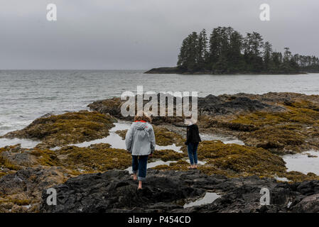 Tourists on the rocky coastline, Schooner Cove Trail, Pacific Rim National Park Reserve, Vancouver Island, British Columbia, Canada Stock Photo
