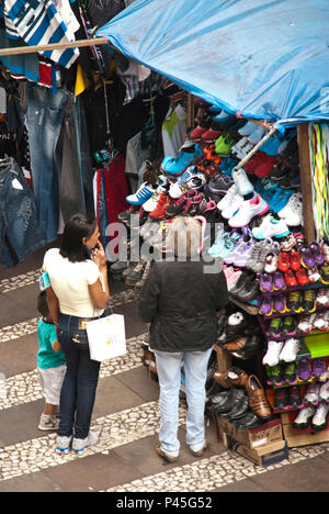 Camelôs vendem mercadorias na Rua General Carneiro no centro da Capital. São Paulo/SP, Brasil - 18/12/2013. Foto: Fábio Vieira / Fotoarena Stock Photo