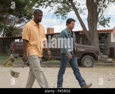 Original Film Title: 2 GUNS.  English Title: 2 GUNS.  Film Director: BALTASAR KORMAKUR.  Year: 2013.  Stars: MARK WAHLBERG; DENZEL WASHINGTON. Credit: EMMETT/FURLA FILMS / Album Stock Photo