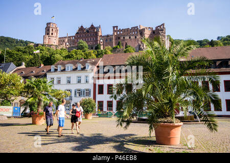 Heidelberg, Germany. Group of tourists in Karlplatz Square, with views to Heidelberg Castle (Heidelberger Schloss) Stock Photo