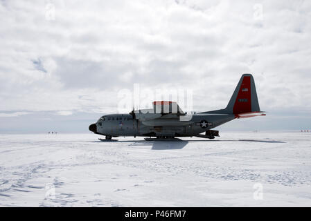 An LC-130 'Skibird' from the New York Air National Guard's 109th Airlift Wing in Scoita, New York, at Camp Raven, Greenland, on June 28, 2016. Crews with the 109th AW use Camp Raven as a training site for landing the ski-equipped LC-130s on snow and ice. Four LC-130s and about 80 Airmen from the Wing recently completed the third rotation of the 2016 Greenland season. Airmen and aircraft for the 109th Airlift Wing stage out of Kangerlussuaq, Greenland, during the summer months, supplying fuel and supplies and transporting passengers in and out of various National Science Foundation camps throug Stock Photo