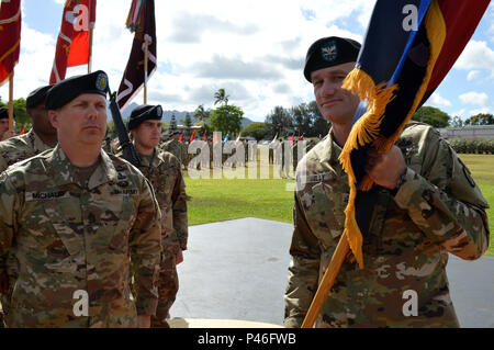 Col. Scott Kelly, outgoing commander, 3rd Brigade Combat Team, 25th Infantry Division, holds the brigade colors on last time before transferring them to the incoming commander, Col. Robert Ryan, during a change of command ceremony at Weyand Field, Schofield Barracks, June 24, 2016. (U.S. Army photo by Staff Sgt. Armando R. Limon, 3rd Brigade Public Affairs Team, 25th Infantry Division) Stock Photo