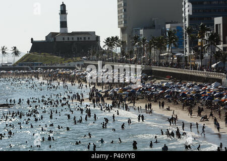 SALVADOR, BA - 01/01/2015: PRAIAS PRIMEIRO DIA DO ANO EM SALVADOR - Praia do Farol da Barra, bairro da Barra, durante Praias primeiro dia do ano em Salvador. (Foto: Mauro Akin Nassor / Fotoarena) Stock Photo