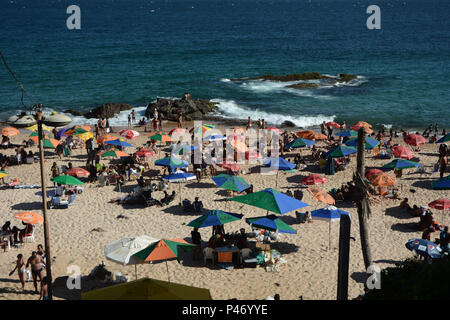 SALVADOR, BA - 01/01/2015: PRAIAS PRIMEIRO DIA DO ANO EM SALVADOR -  Praia do Buracão, bairro Rio Vermelho, durante Praias primeiro dia do ano em Salvador. (Foto: Mauro Akin Nassor / Fotoarena) Stock Photo