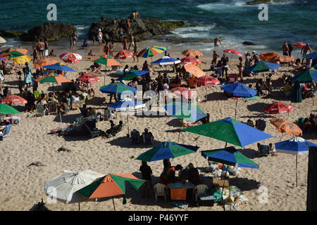 SALVADOR, BA - 01/01/2015: PRAIAS PRIMEIRO DIA DO ANO EM SALVADOR -  Praia do Buracão, bairro Rio Vermelho, durante Praias primeiro dia do ano em Salvador. (Foto: Mauro Akin Nassor / Fotoarena) Stock Photo