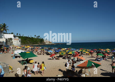 SALVADOR, BA - 01/01/2015: PRAIAS PRIMEIRO DIA DO ANO EM SALVADOR -  Praia do Buracão, bairro Rio Vermelho, durante Praias primeiro dia do ano em Salvador. (Foto: Mauro Akin Nassor / Fotoarena) Stock Photo