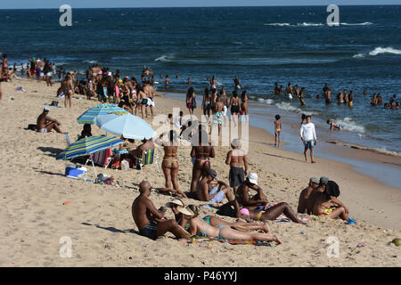 SALVADOR, BA - 01/01/2015: PRAIAS PRIMEIRO DIA DO ANO EM SALVADOR -  Praia de Amaralina, bairro Amaralina, durante Praias primeiro dia do ano em Salvador. (Foto: Mauro Akin Nassor / Fotoarena) Stock Photo