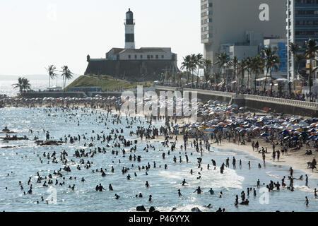 SALVADOR, BA - 01/01/2015: PRAIAS PRIMEIRO DIA DO ANO EM SALVADOR - Praia do Farol da Barra, bairro da Barra, durante Praias primeiro dia do ano em Salvador. (Foto: Mauro Akin Nassor / Fotoarena) Stock Photo