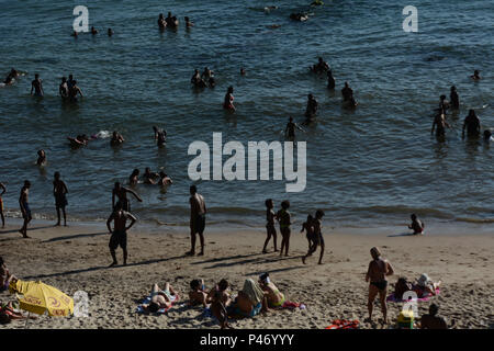 SALVADOR, BA - 01/01/2015: PRAIAS PRIMEIRO DIA DO ANO EM SALVADOR - Praia do Farol da Barra, bairro da Barra, durante Praias primeiro dia do ano em Salvador. (Foto: Mauro Akin Nassor / Fotoarena) Stock Photo