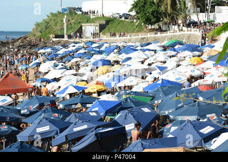 SALVADOR, BA - 01/01/2015: PRAIAS PRIMEIRO DIA DO ANO EM SALVADOR - Praia Porto da Barra, bairro da Barra, durante Praias primeiro dia do ano em Salvador. (Foto: Mauro Akin Nassor / Fotoarena) Stock Photo