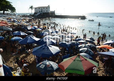 SALVADOR, BA - 01/01/2015: PRAIAS PRIMEIRO DIA DO ANO EM SALVADOR - Praia Porto da Barra, bairro da Barra, durante Praias primeiro dia do ano em Salvador. (Foto: Mauro Akin Nassor / Fotoarena) Stock Photo