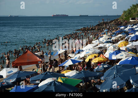 SALVADOR, BA - 01/01/2015: PRAIAS PRIMEIRO DIA DO ANO EM SALVADOR - Praia Porto da Barra, bairro da Barra, durante Praias primeiro dia do ano em Salvador. (Foto: Mauro Akin Nassor / Fotoarena) Stock Photo