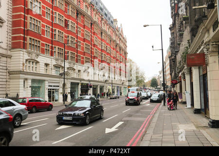 LONDRES, REINO UNIDO – 16/11/2014: TURISMO EM LONDRES - Knightsbridge é uma rua e um distrito de Londres, na Inglaterra. É um distrito compartilhado pelos boroughs de Kensington e Chelsea e Cidade de Westminster. (Foto: Andre Chaco/Fotoarena) Stock Photo
