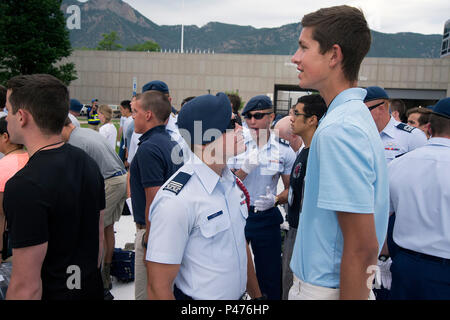 Air Force Inprocessing Day An Air Force officer begins the physical fitness test at Scott Air ...