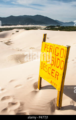 FLORIANÓPOLIS, SC - 03/02/2010: Placa indicando perigo nas dunas da Praia da Joaquina, em Florianópolis. (Foto: Ricardo Ribas / Fotoarena) Stock Photo